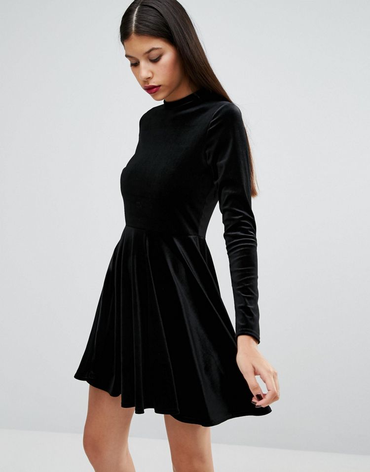 Черное короткое платье от груди