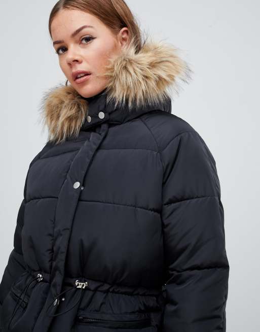 Boohoo – Svart vadderad kappa med pälskant och detalj i midjan, 3 av 4