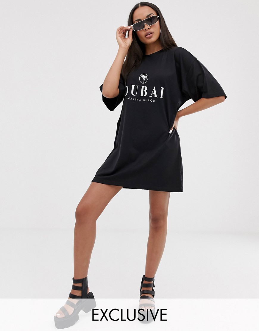 Boohoo - Vestito T-shirt nero con logo e scritta Dubai