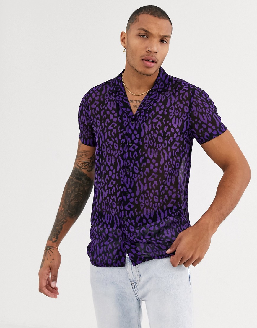 BoohooMAN - Camicia trasparente a maniche corte con stampa leopardata viola