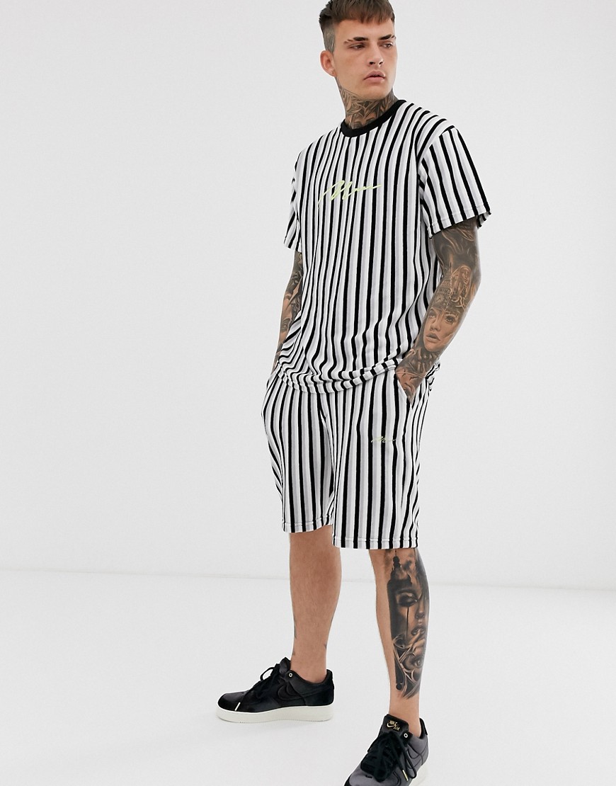 BoohooMAN - Completo con T-shirt e pantaloncini in velour grigio a righe
