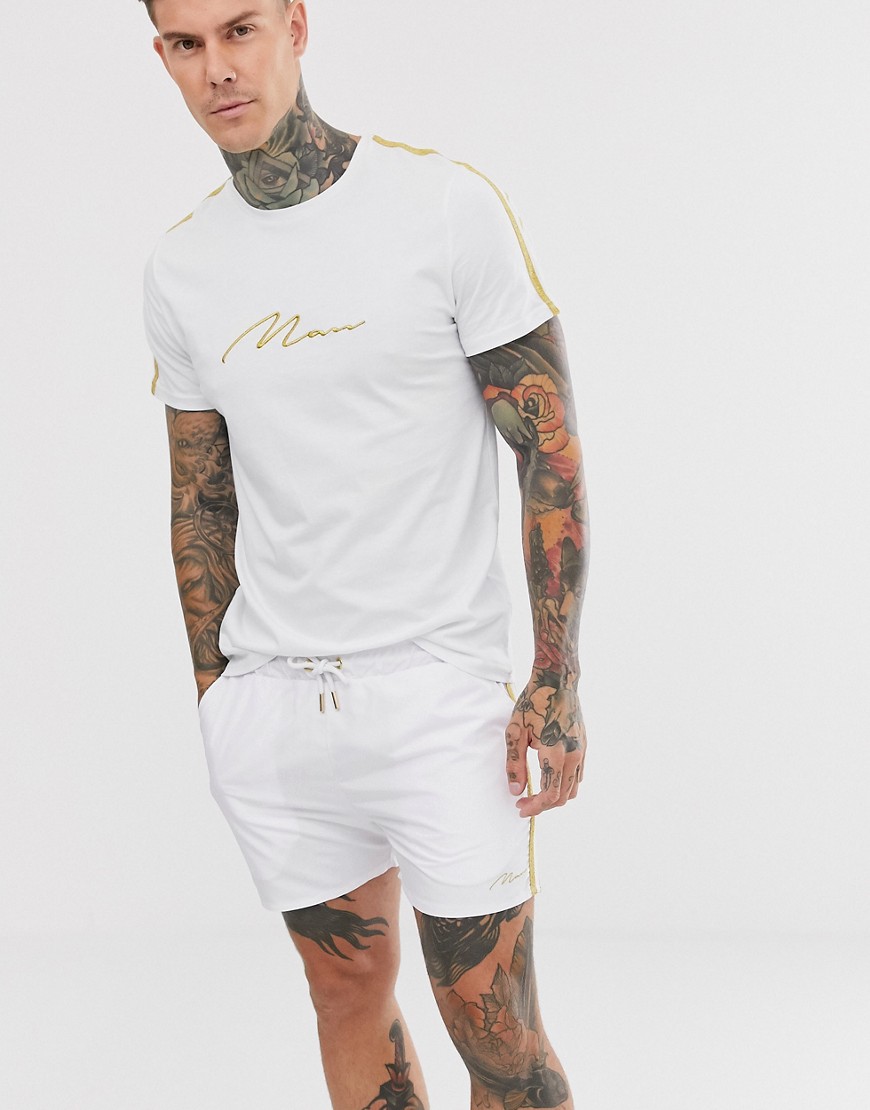BoohooMAN - Completo T-shirt e pantaloncini da bagno con fettuccia bianco e oro