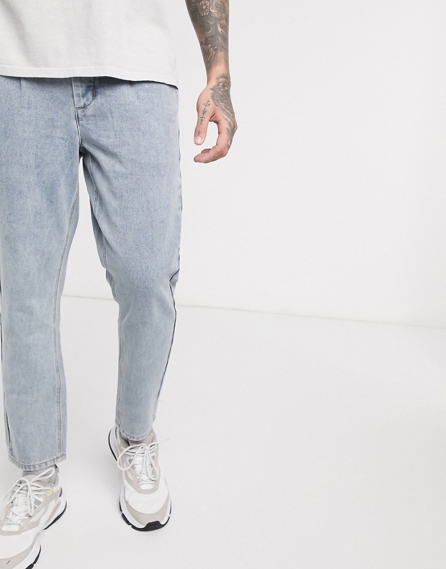 boohooMAN - Jeans affusolati a pieghe blu lavaggio chiaro