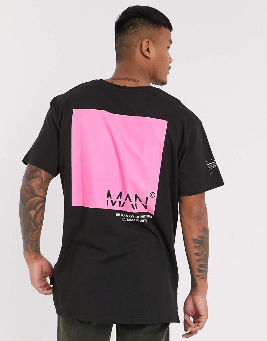 BoohooMAN - T-shirt ampia con fondo asimmetrico e scritta Man tagliata davanti e dietro nera-Nero