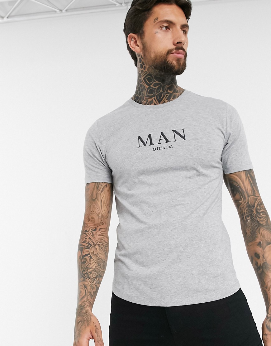 BoohooMAN - T-shirt attillata con fondo arrotondato e logo Man grigia-Grigio