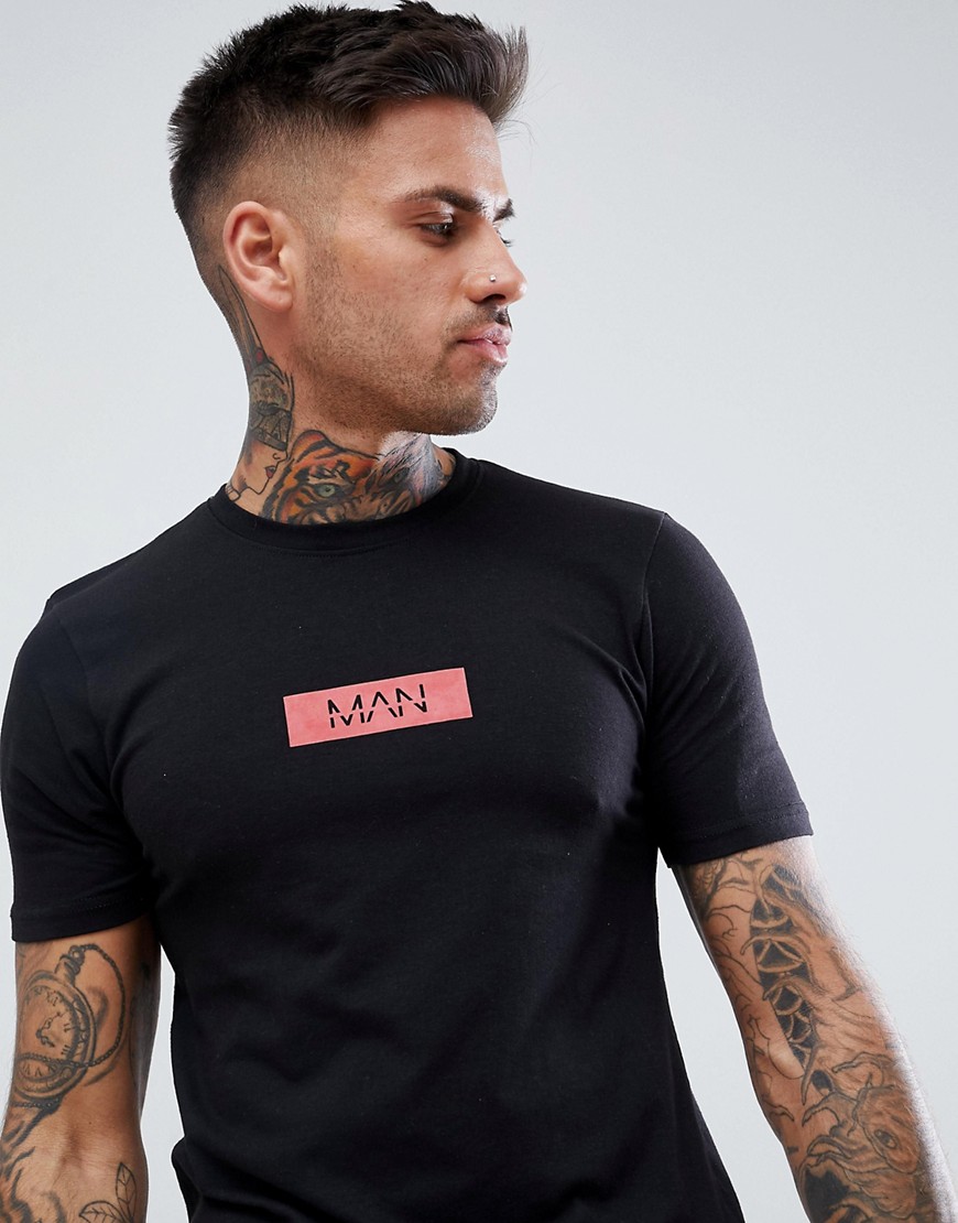 BoohooMAN - T-shirt attillata con scritta man nera-Nero