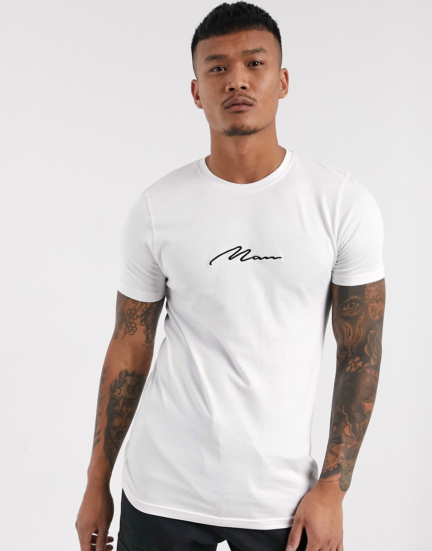 BoohooMAN - T-shirt attillata e ricamata con scritta Man bianca-Bianco