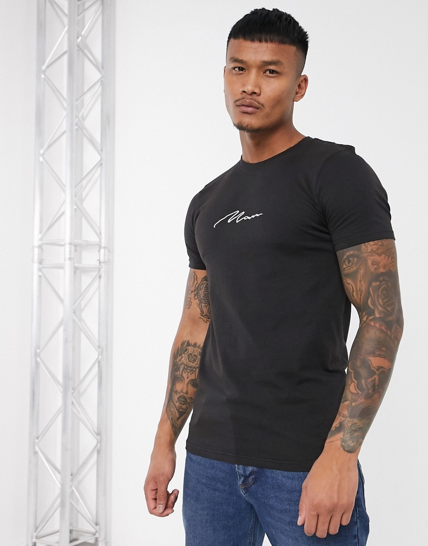 BoohooMAN - T-shirt attillata e ricamata con scritta Man nera-Nero