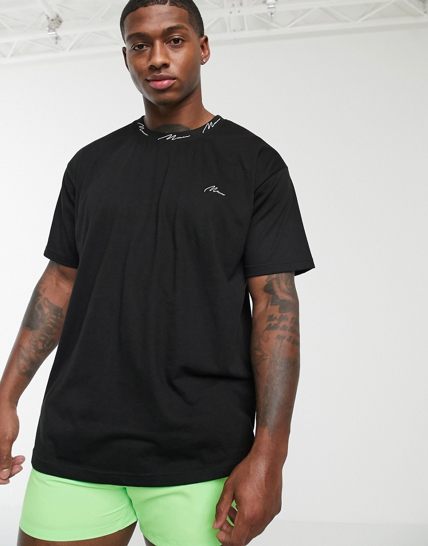 BoohooMAN - T-shirt nera con collo a coste stampato e scritte-Nero