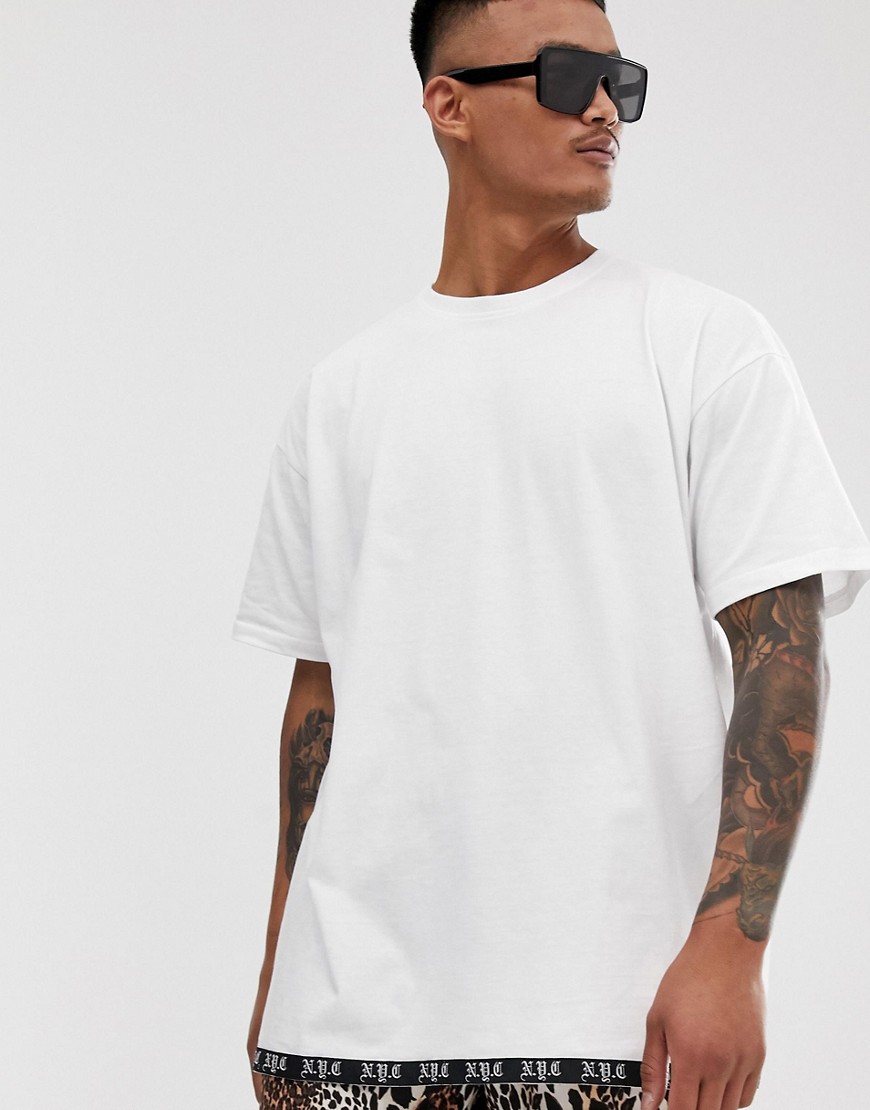 BoohooMAN - T-shirt oversize bianca con fettuccia con scritta NYC-Bianco