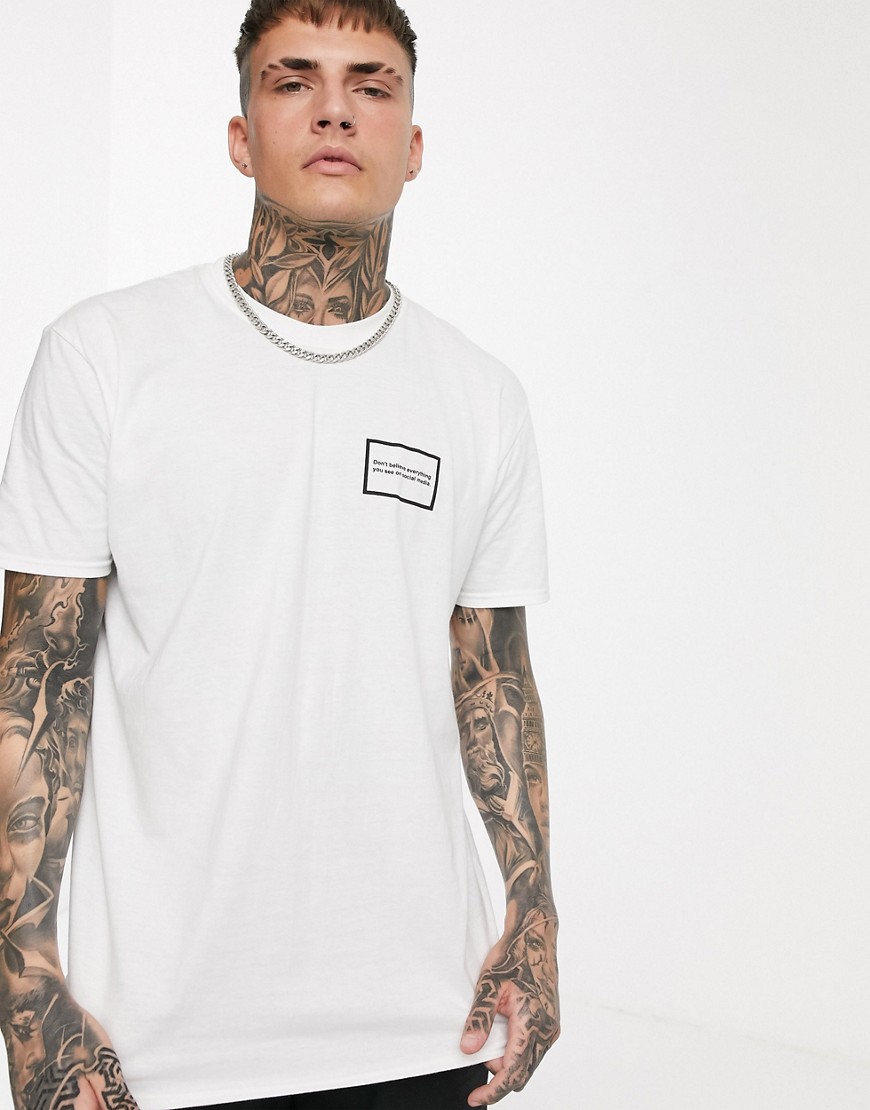 BoohooMAN - T-shirt oversize bianca con messaggio di avviso sui social media-Bianco
