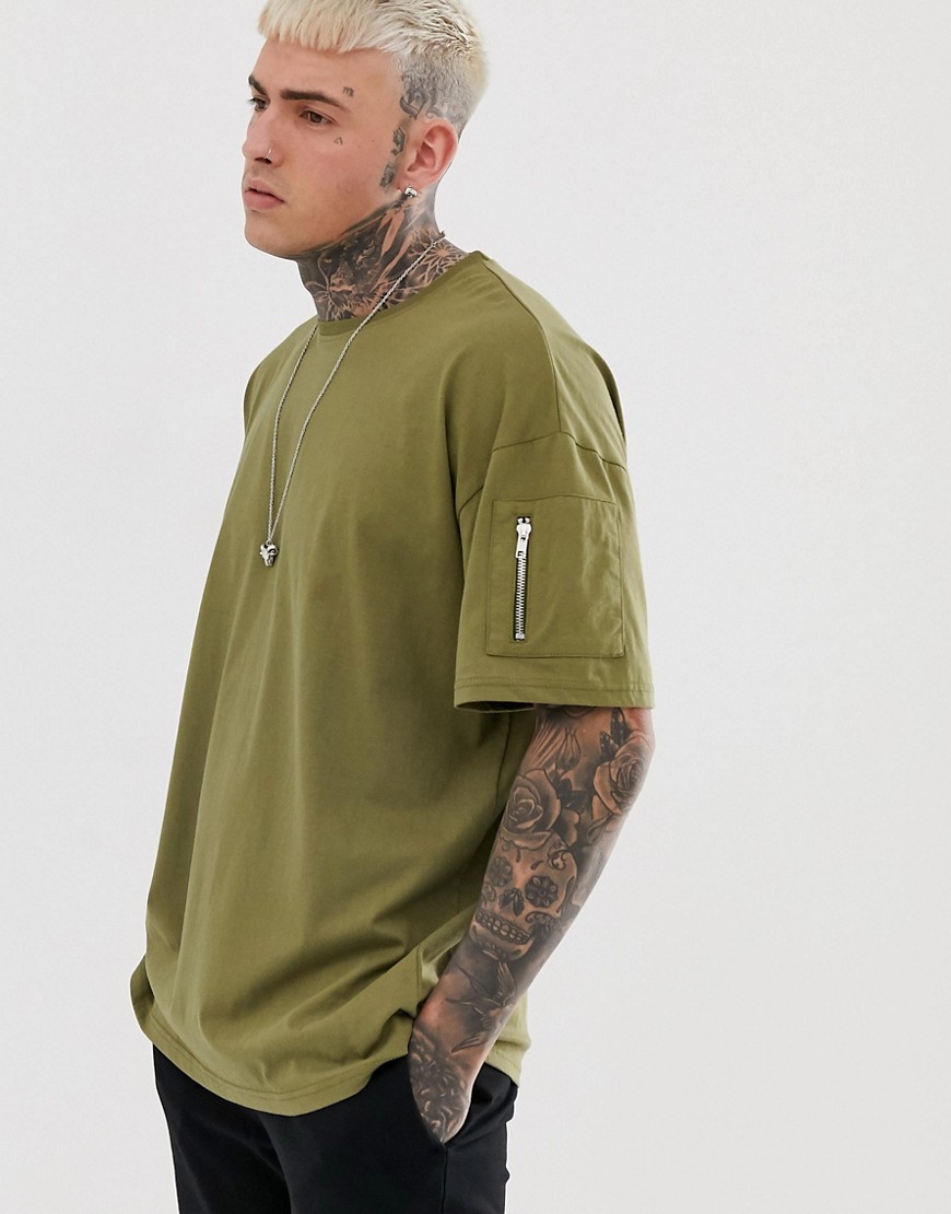 BoohooMAN - T-shirt oversize con tasca stile MA1 kaki-Verde