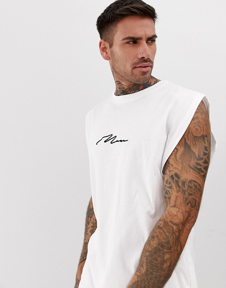 BoohooMAN - T-shirt senza maniche bianca con scritta Man ricamata-Bianco