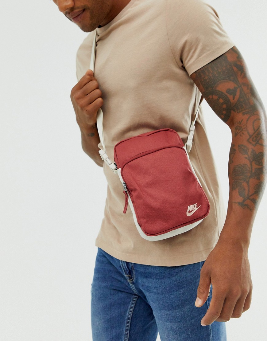 Bordeauxrød flight-taske fra Nike