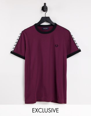 фото Бордовая футболка с контрастной горловиной fred perry – эксклюзивно для asos-красный