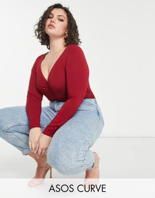 фото Бордовый боди с v-образным вырезом, длинными рукавами и сборками asos design curve-красный asos curve