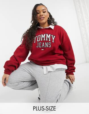 фото Бордовый свитшот с круглым вырезом и логотипом в университетском стиле tommy jeans plus-красный