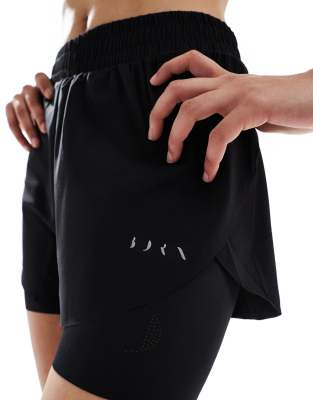 Born Living Yoga - Bikila - Shorts in Schwarz