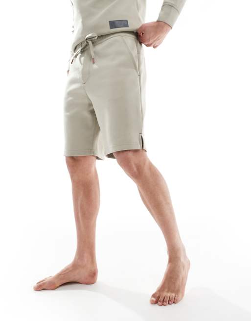 Born Living Yoga – Hughes – Bequeme Sportshorts in der Farbe River Stone