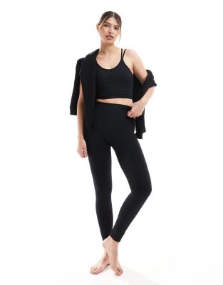 Born Living Yoga - India - Nahtlose Leggings in Schwarz