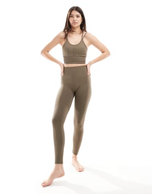 Born Living Yoga - India - Nahtlose Leggings in Taupe-Neutral