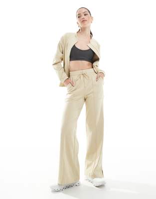 Born Living Yoga - Leila - Bequeme gerade geschnittene Hose in Beige-Neutral