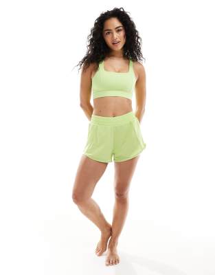 Born Living Yoga - Padma - Shorts in Limettengrün mit integrierter kurzer Hose