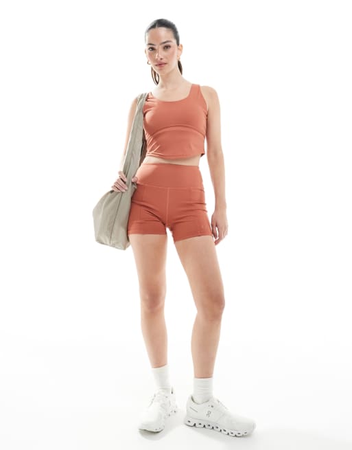 Born Living Yoga – Sayani – Shorts in Marsala mit Gesäßtasche