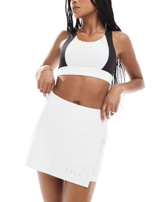 Born Living Yoga - Valley - Rock in Weiß mit integrierter Shorts und Tasche hinten