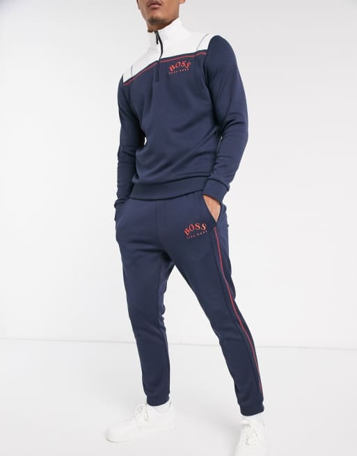 BOSS Athleisure – Sweatshirt mit kurzem Reißverschluss und Jogginghose in Marineblau im Set, 3 von 3