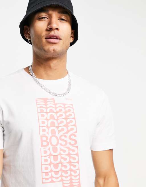 BOSS – Athleisure Tee 1 – T-Shirt mit mehrfachem Logoprint in Weiß/Rot, 3 von 4