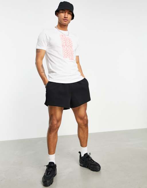 BOSS – Athleisure Tee 1 – T-Shirt mit mehrfachem Logoprint in Weiß/Rot, 4 von 4