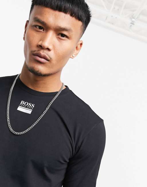 BOSS Athleisure – Togn 2 – Svartvit topp med lång ärm och kontrastlogga