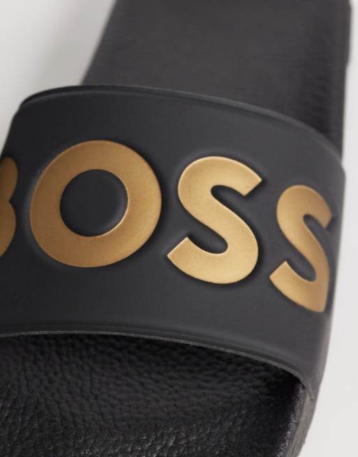 BOSS Black logo-print sliders i sort og guld, 3 af 4