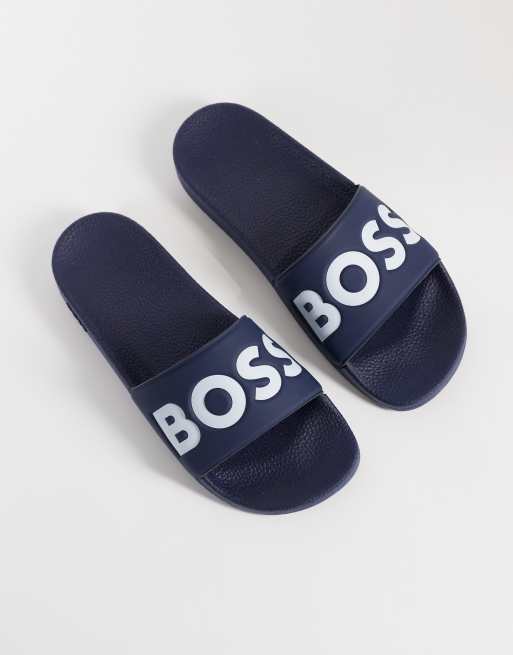 BOSS Black sandalias con estampado de logotipo en azul marino, 1 de 4