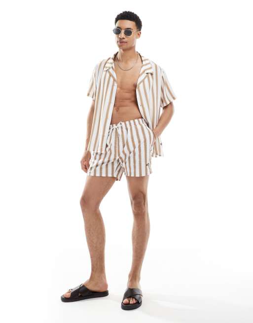 BOSS - Coordinato con pantaloncini e camicia a maniche corte beige e bianco a righe