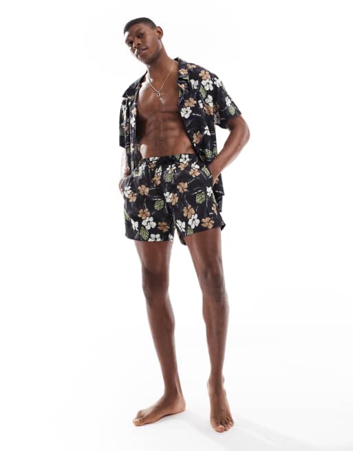 BOSS - Coordinato nero a fiori con camicia a maniche corte e pantaloncini