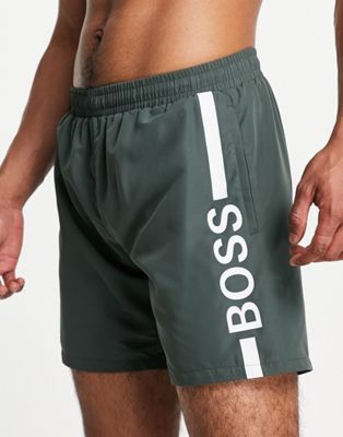 BOSS – Dolphin – Badeshorts in Khaki mit kräftigem Logo-Grün