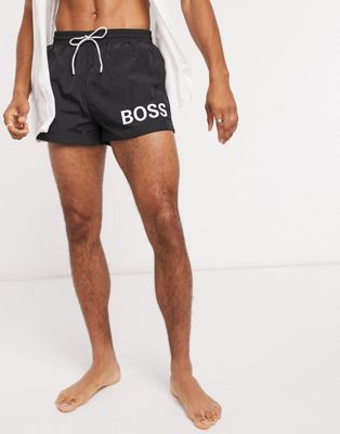 Boss – Kurze Badeshorts mit Logo in Schwarz