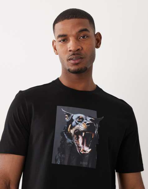 BOSS Orange – Czarny T-shirt z grafiką dobermana - view 1