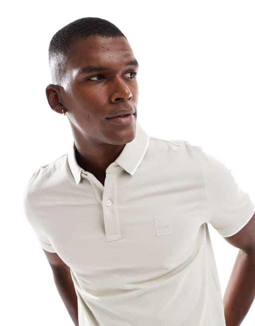 BOSS Orange – Passertip – Pikee-Polohemd in Hellbeige mit Markenlogo, schmalem Schnitt und Zierstreifen, 3 von 4
