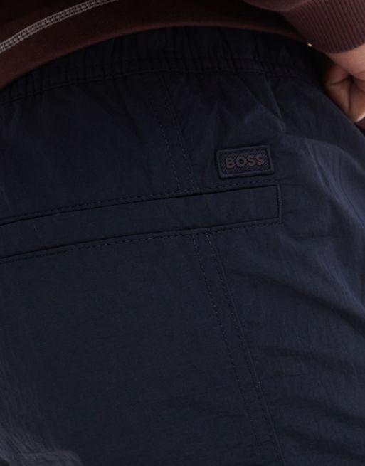 BOSS Orange – Sal – Marinblå cargoshorts i nylon med tekniska detaljer och bälte, 2 av 5