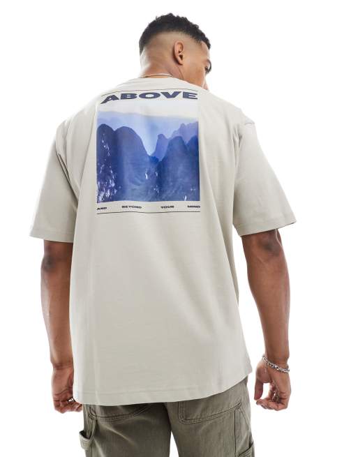 BOSS Orange - T-shirt squadrata color beige chiaro con stampa sul petto e sul retro