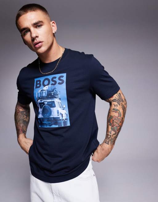 BOSS Orange - Te_mextour - Regular-fit T-shirt met logoprint met volgepakte Jeep in marineblauw