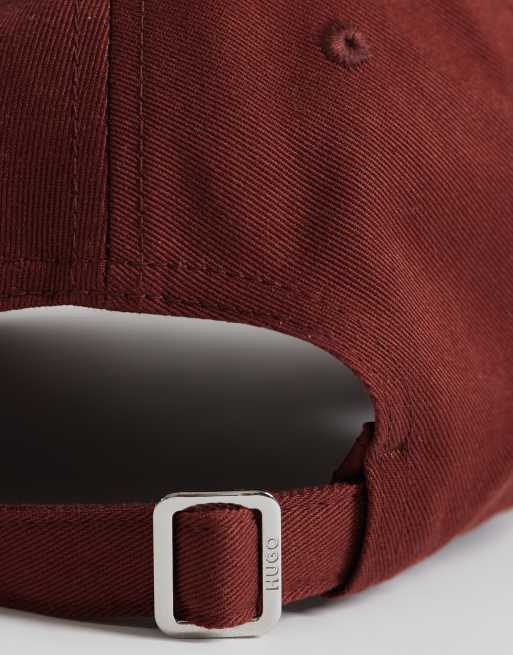 BOSS Red - Gorra burdeos con logo dorado, 2 de 3