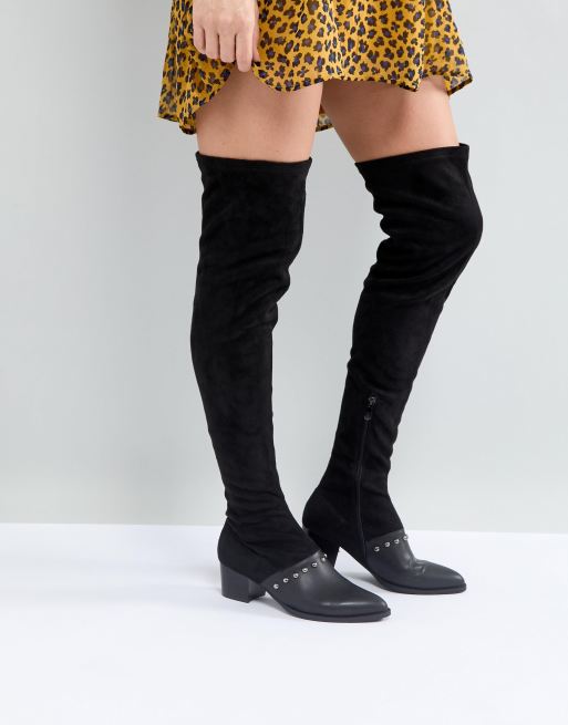 Bota por encima de la rodilla con tachuelas de PrettyLittleThing