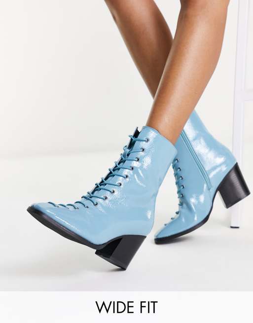 Botas azul pálido de tacón cordones charol de Wide Fit | ASOS
