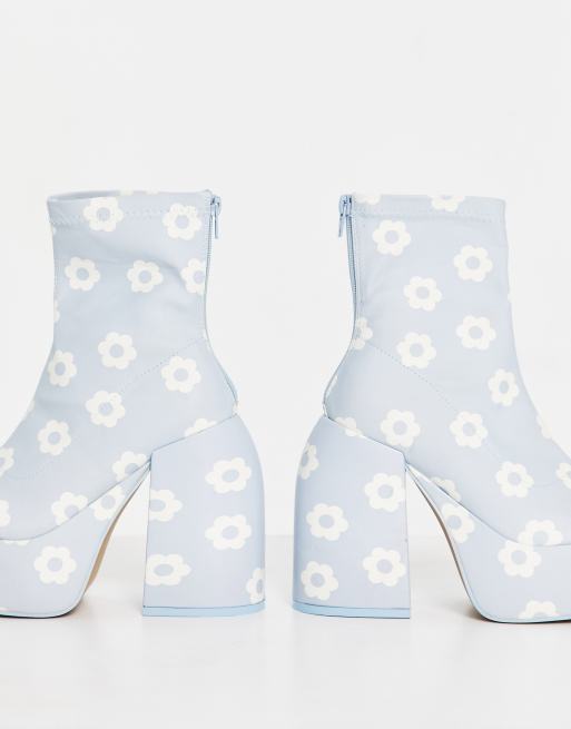 Botas azules de tacón con plataforma y estampado de margaritas exclusivas de Daisy Street, 2 de 4