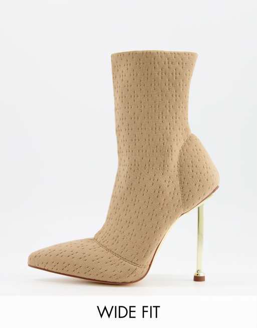 Botas beis estilo calcetín con tacón dorado de corte amplio Shae de Simmi London
