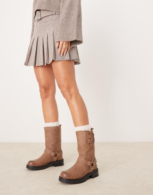 Botas biker beis lavado con detalle de arnés de Glamorous Wide Fit